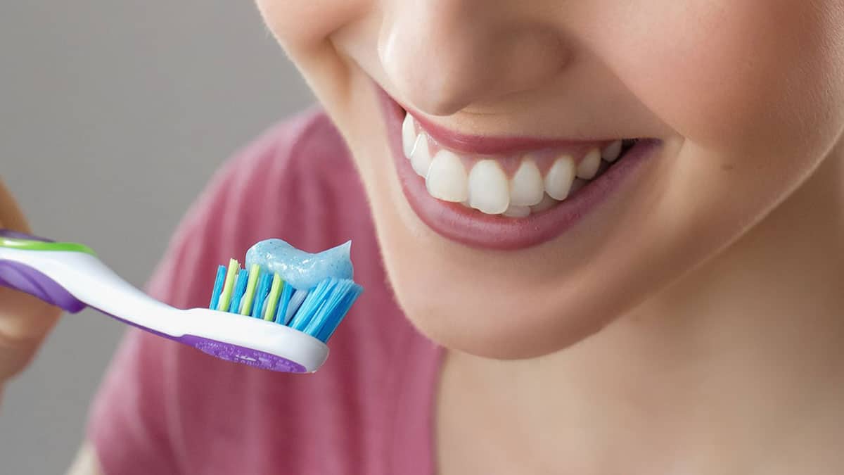 La brosse à dents est pleine de microbes ? Quand faut-il en changer ?