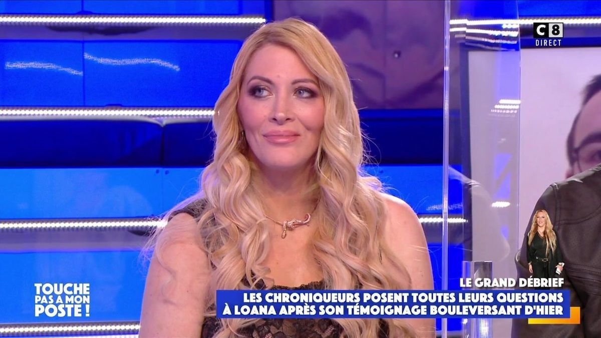 Loana exhibe son postérieur et ses courbes : talons hauts et petites tenues à volonté !