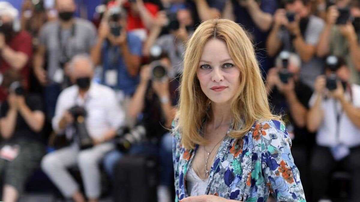 Vanessa Paradis renversante, en bustier, talons aiguilles, culotte haute sa silhouette est parfaite !