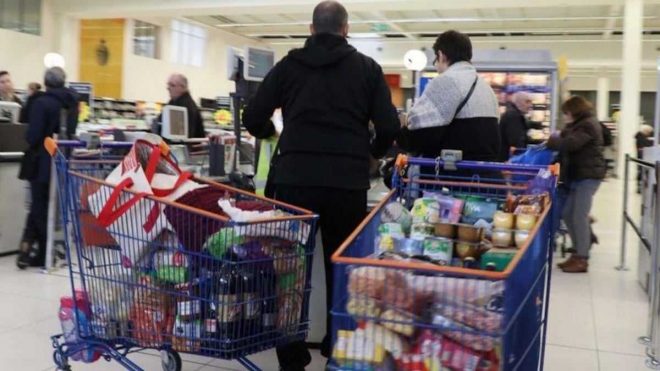 Une femme paie 1 euro un caddie de 1040 euros de courses, la suite est stupéfiante !