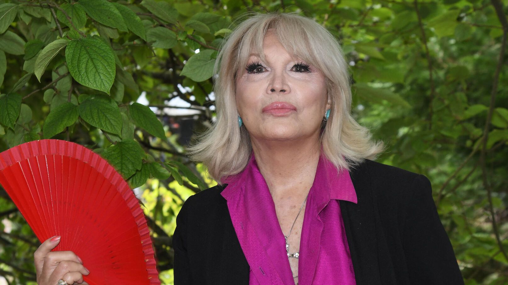 amanda-lear-hospitalisee-pour-une-lourde-operation-chirurgicale