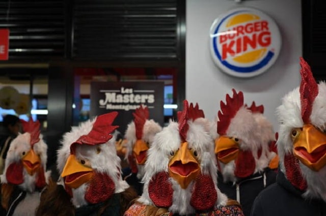 Militants déguisés en poulets dans un Burger King en Paris